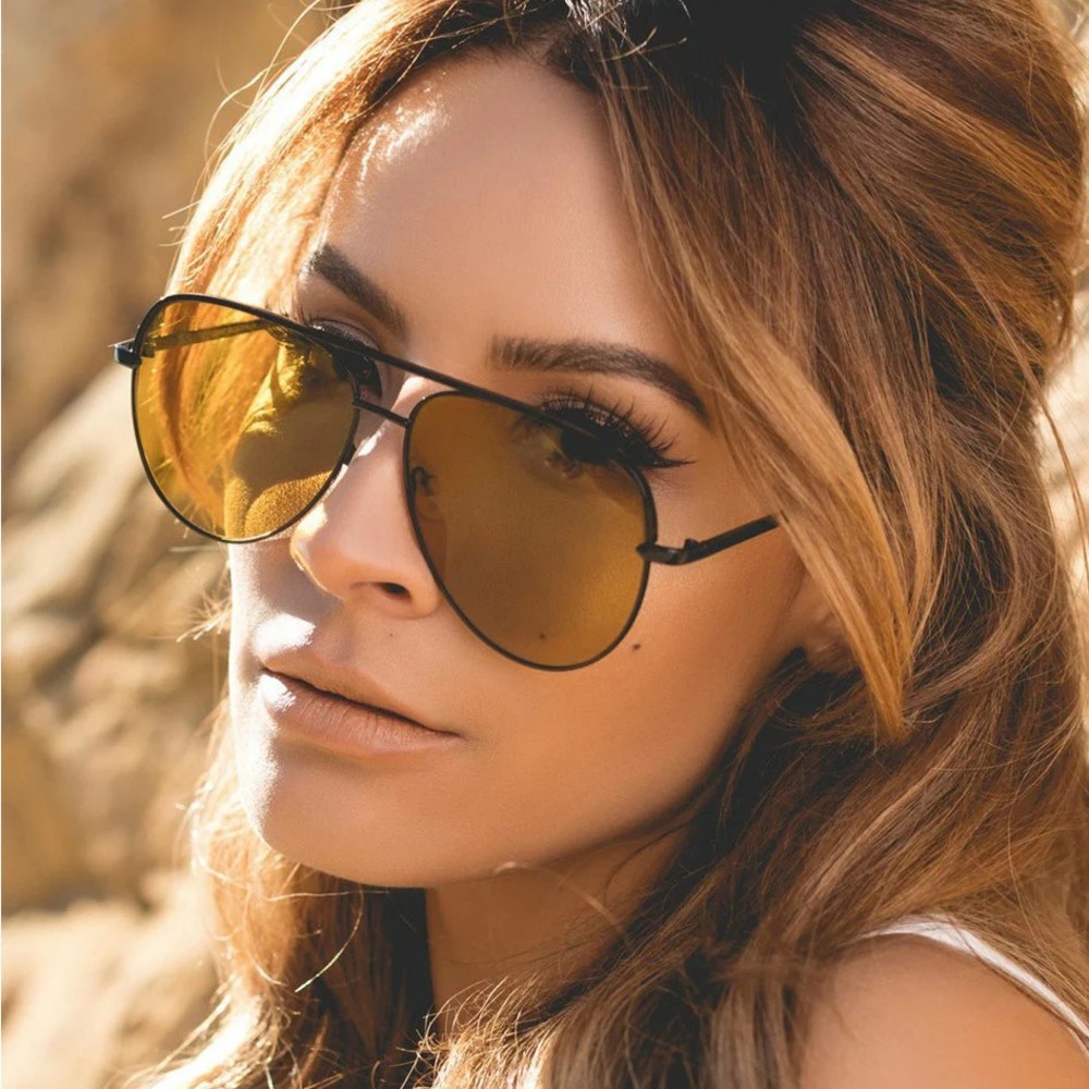 QUAY X DESI SUNGLASSES - SAHARA BLACK/YELLOW